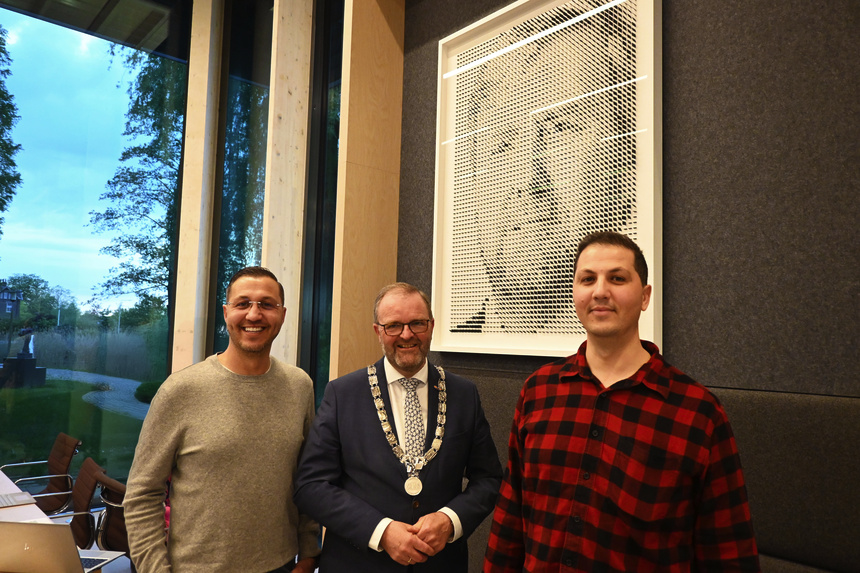 Kunstenaars en burgemeester voor het portret van de koning